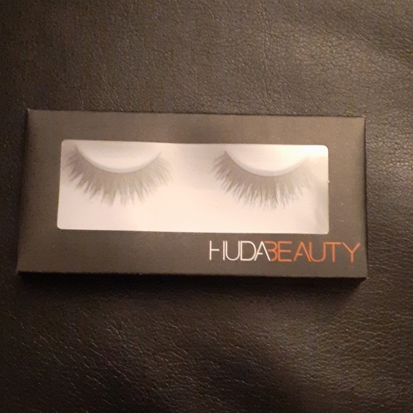 Lashes - Picture 3 of 4